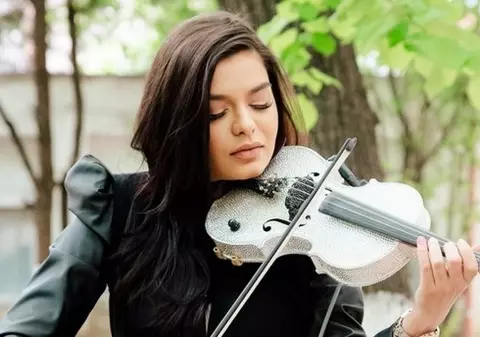 Raluca Răducanu de la „Românii au talent” ține recitaluri de vioară în fața spitalelor