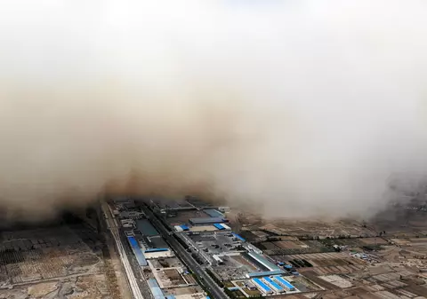 Oraș din China, „înghițit” de o uriașă furtună de nisip