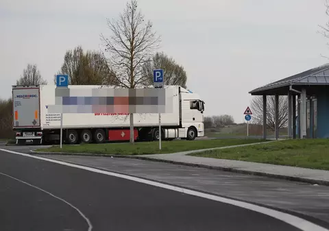 Un șofer român de TIR a plătit 5 euro și un pachet de țigări pentru o fată de 12 ani oferită de tatăl vitreg în parcare, în Germania
