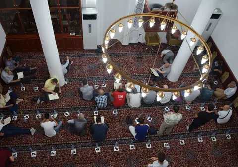 Atac cu cuțitul într-o moschee din Albania. Cinci persoane au ajuns la spital