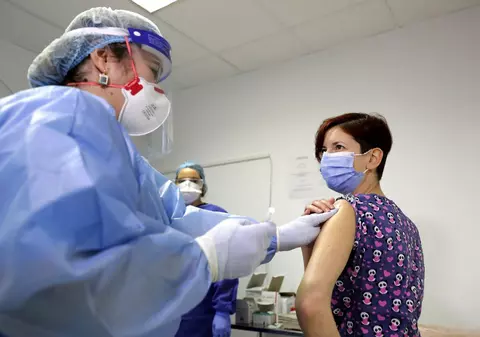 Peste 57.500 de persoane, vaccinate anti-COVID în ultimele 24 de ore. Cum arată graficul imunizărilor