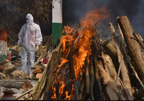 India rămâne fără locuri de incinerare pentru morții de COVID. Apelul disperat al autorităților din Delhi