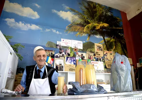 Hashim Memish - „Atletul Albanez”, cunoscutul vânzător de bragă și halviță din Slatina, a încetat din viață﻿