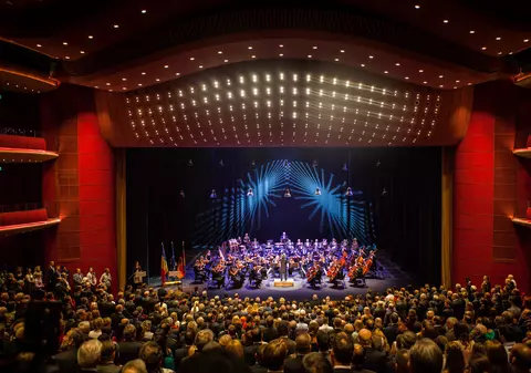 Persoanele vaccinate anti-COVID care participă la programele-pilot din sălile de spectacol ar urma să nu poarte mască