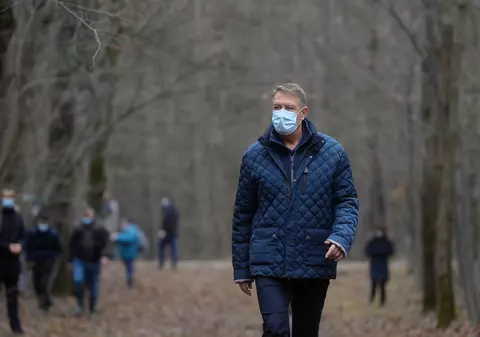 Dumnezeu ne-a promis că vom câștiga la loto, iar UE ne va accepta PNRR. Cândva. Până atunci, Iohannis ne liniștește că totul va fi bine