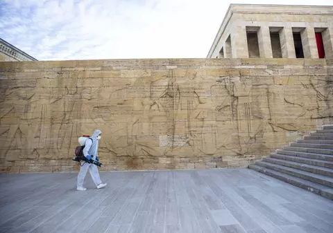 Turcia intră în prima carantină națională. Hotelier: „Dacă nu vin turiștii ruși, totul se va prăbuși”