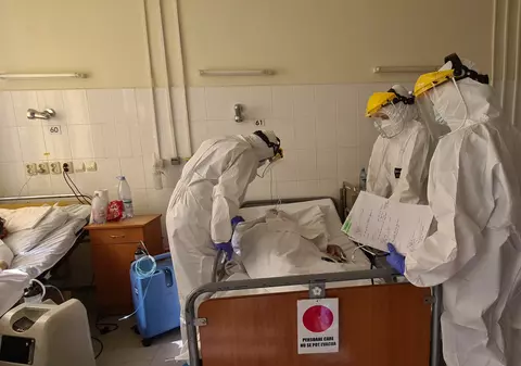 Reportaj din zona roșie de la Spitalul Parhon din Iași. Pacienții pe dializă, infectați cu COVID, tratați în „secția care nu există”