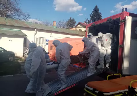 Nu mai sunt locuri la ATI COVID în București. Trei pacienți în stare gravă, transferați la Iași cu avionul