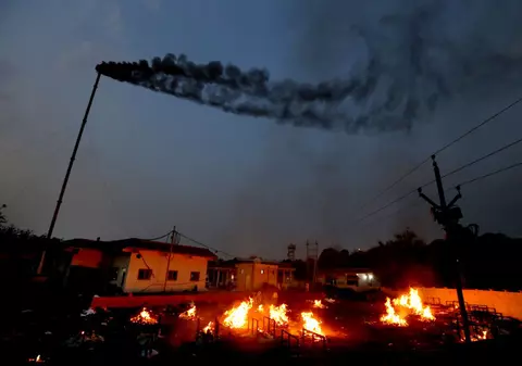 „Mi-a zis că fumul este mama sa”. Imaginea care surprinde tragedia valului de COVID devastator din India