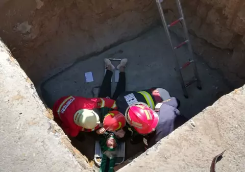 O femeie de 92 de ani, salvată după ce a căzut într-o groapă de doi metri adâncime