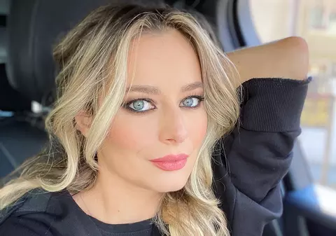 Laura Cosoi, vacanță cu familia în Dubai. Vedeta a pozat în costum de baie și nemachiată