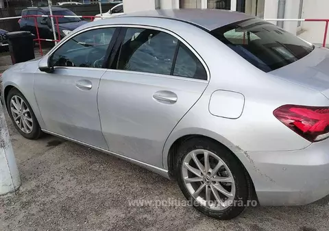 Un moldovean a închiriat un Mercedes nou-nouț în Italia și a rămas fără mașina de lux la vama Sculeni