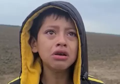 „Am fost abandonat, mă poți ajuta?”: Momentul emoționant când un copil se apropie de poliția de frontieră