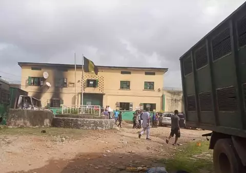 Evadare spectaculoasă în Nigeria. Aproape 2.000 de deținuți, eliberați prin dinamitarea închisorii