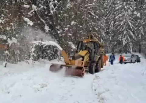 Ninsori abundente în Brașov, în aprilie. Mai multe mașini au rămas blocate din cauza zăpezii