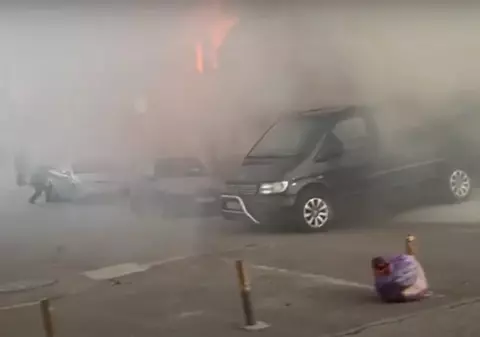 VIDEO | Preotul Gicu, din Constanța, a intrat în flăcări și a ieșit în brațe cu o femeie, dintr-o casă care ardea