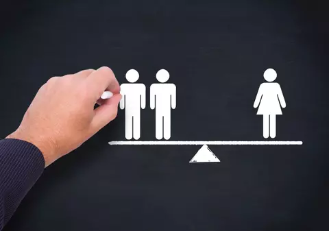 Abia peste 135 de ani femeile vor avea șanse egale cu bărbații. La ce capitole stă cel mai prost România