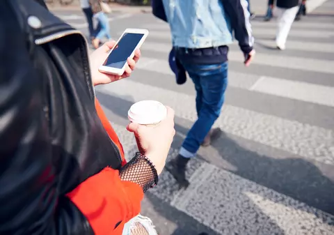 Proiect de lege | Pietonii, amendați dacă stau cu ochii în telefon când traversează strada
