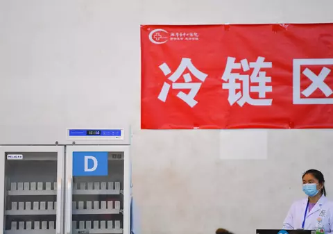 Strategia Chinei pentru a vaccina 560 de milioane de oameni, în ciuda reticenței: înghețată gratis și amenințări