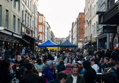 O tulpină indiană depistată în Marea Britanie se răspândește „îngrijorător”. Avertismentul experților