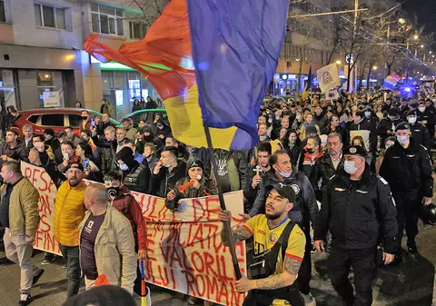 Cine sunt și ce vor oamenii care de patru nopți ies în stradă „chiar dacă și mama mea e internată cu COVID”