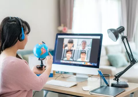 Dacă ministerul nu a reușit încă, o învățătoare a creat o bibliotecă virtuală cu resurse pentru elevi și dascăli. Ce conține ea