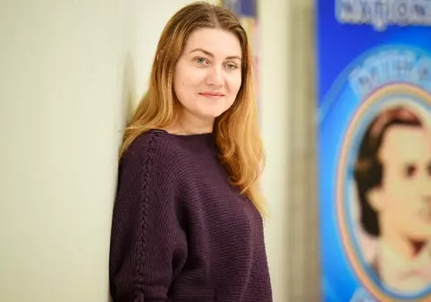 Învățătoarea care s-a întors din Canada ca să predea într-un sat din Mehedinți. A făcut un afterschool în vestiarul unui stadion de fotbal