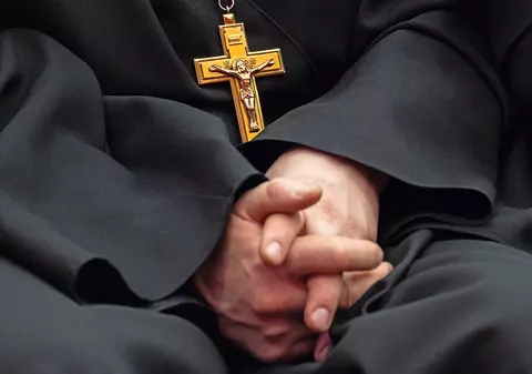 Un preot din Videle a fost prins în flagrant, în timp ce întreținea relații intime cu un minor