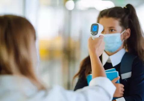 Program de 14 ore zilnic pe hârtie pentru medici din Iași care iau bani din două surse de la stat. Tentația salariilor de 10.000 de lei din cabinetele școlare