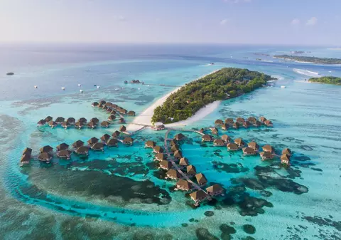 Vacanță cu imunizare la pachet. Țara care va oferi turiștilor vaccinul anti-COVID