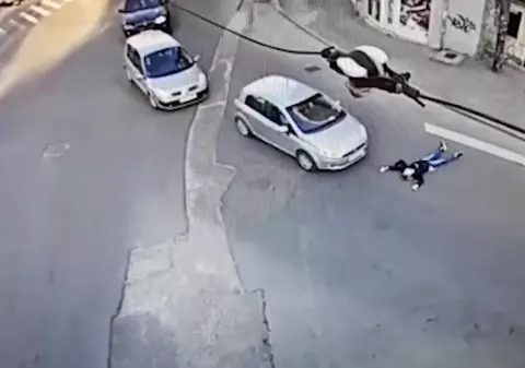 VIDEO | O femeie se aruncă în fața mașinii, înscenează un accident, dar nu știe că e filmată, în centrul Capitalei
