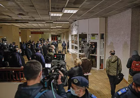 IMAGINEA ZILEI. Directorul general al Metrorex, Ștefan Paraschiv, demolează cu ranga un chioșc de la metrou