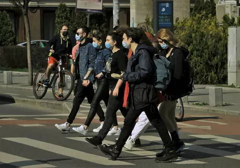 Tinerii români, cei mai săraci din UE. Aproape un sfert nu au două perechi bune de pantofi, nu-și permit haine noi sau să iasă în oraș o dată pe lună