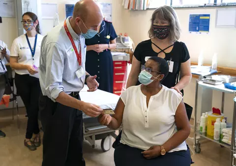 Africa de Sud va relua vaccinarea cu Johnson & Johnson, suspendată de teama cheagurilor de sânge