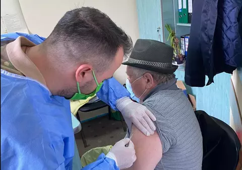 Echipele mobile ale armatei au făcut primele vaccinări în localități izolate din Maramureș și Satu Mare