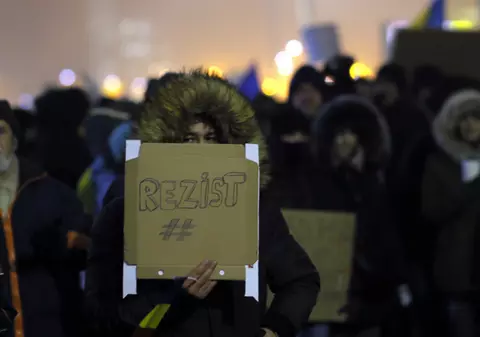 Cine seamănă vânt culege furtună. La ce ne-au adus înjurăturile „tinerilor frumoși și liberi”