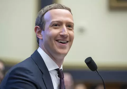 Averea lui Mark Zuckerberg a crescut cu 40 de miliarde de dolari în 2020. Pe ce își cheltuie fondatorul Facebook banii