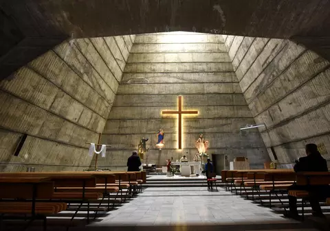 „Bucuria Învierii nu se mai exprimă decât şoptit”. Paștele catolic, marcat de restricții și carantină în Europa