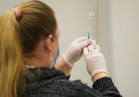 Germani injectați cu ser fiziologic, după ce o asistentă a ascuns că a spart un flacon de Pfizer