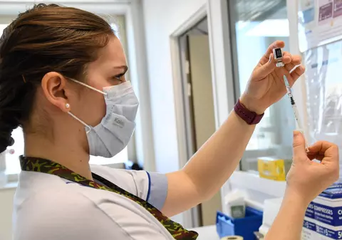 Franța a vaccinat din greșeală 140 de oameni cu ser fiziologic în locul unei doze de Pfizer