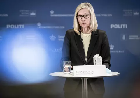 Momentul șocant în care un oficial danez leșină în timpul conferinței de presă în care s-a anunțat renunțarea la vaccinul AstraZeneca