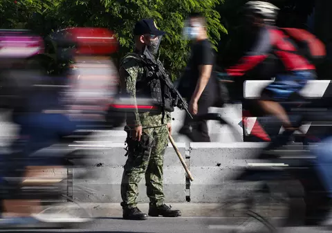 Un bărbat a murit după ce a fost pus să facă 300 de genuflexiuni pentru că a încălcat carantina