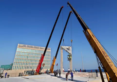 Cuba construieşte un drapel gigantic din beton chiar în faţa ambasadei americane