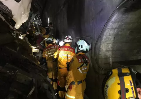 Zeci de morți în Taiwan, după ce un tren a derajat într-un tunel. Mărturia unui supraviețuitor