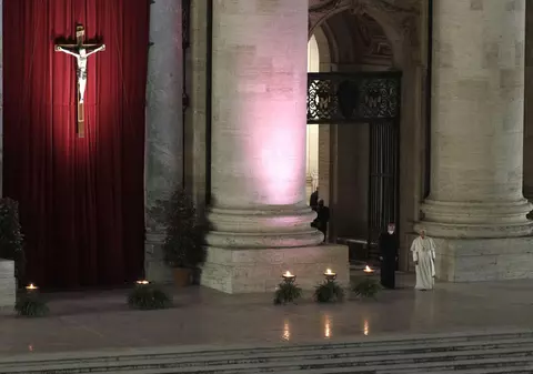 VIDEO | Papa Francisc a condus procesiunea “Calea Crucii” din Vinerea Sfântă. Pentru al doilea an la rând evenimentul din Piața Sfântu Petru are loc fără credincioși