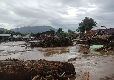 VIDEO | Inundații devastatoare în Indonezia și Timorul de Est. Peste 40 de persoane au murit înecate