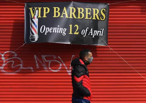 Marea Britanie redeschide de pe 12 aprilie magazinele, terasele și sălile de sport