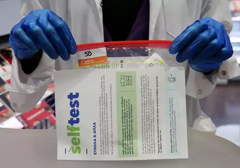 Grecia a distribuit gratuit 380.000 de autoteste anti-COVID