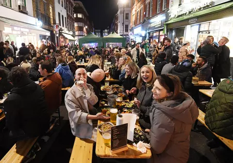 Sete mare: Britanicii beau 4.000.000 de beri pe zi, după deschiderea teraselor. Cât au cheltuit în weekendul trecut