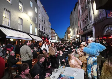 Cum a arătat prima noapte de relaxare a restricțiilor în Marea Britanie. „Parcă am ieșit de la închisoare”